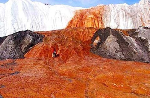 Ban đầu các nhà khoa học nghĩ rằng nguyên nhân gây ra màu đỏ sẫm trong dòng nước trên là do tảo đỏ sinh sôi, nhưng đến năm 2003, các nhà nghiên cứu lại khẳng định màu đỏ là do hồ nước muối cách đây 5 triệu năm chứa sắt bị oxy hóa.