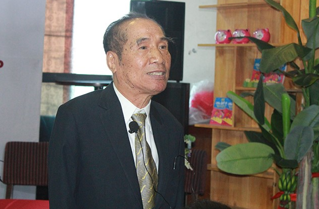 Ông cũng được mời đi giao lưu, giáo dục lẽ sống và bồi dưỡng lòng ham học cho nhiều thế hệ trẻ trong cả nước. Ông từng lập kỷ lục Việt Nam "Nhà văn Việt Nam đầu tiên viết bằng chân". 