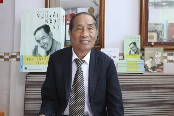 Thầy Nguyễn Ngọc Ký, sinh năm 1947, tại huyện Hải Hậu (Nam Định). Năm lên 4 tuổi cậu bé Ký bị bệnh và liệt cả hai tay, nhưng vẫn cố gắng vượt qua số phận, rèn luyện đôi chân thay cho bàn tay và trở thành Nhà giáo Ưu tú. 