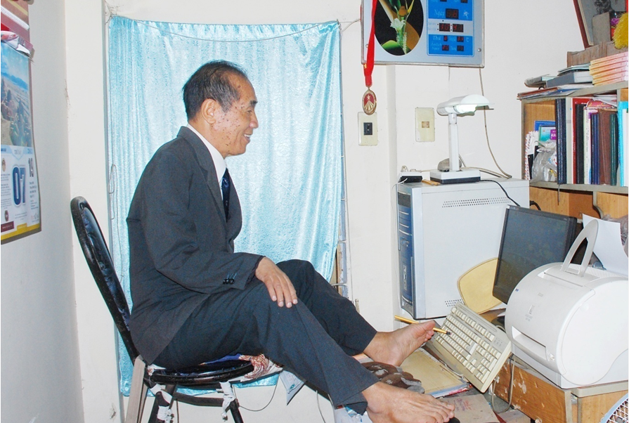 Năm lên 7 tuổi, cậu bé Ký lân la đến trường, đứng ngoài nghe cô giáo giảng bài, xem các bạn học. Về nhà, cậu bắt đầu tập viết bằng chân. Thời gian đầu việc tập viết với Ký quả như cực hình. Dần dần Ký viết được chữ O, chữ V... Ký còn vẽ được hình bằng thước và com-pa, làm được lồng chim để chơi... 