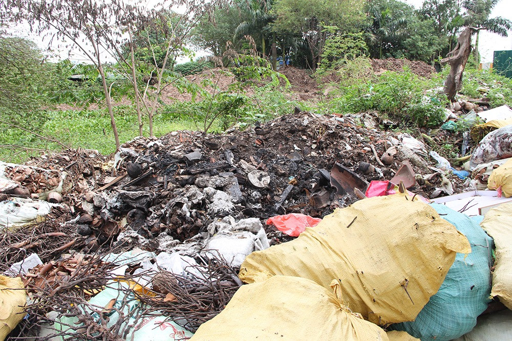 Đống tro tàn còn sót lại sau khi người dân đốt phế thải. 