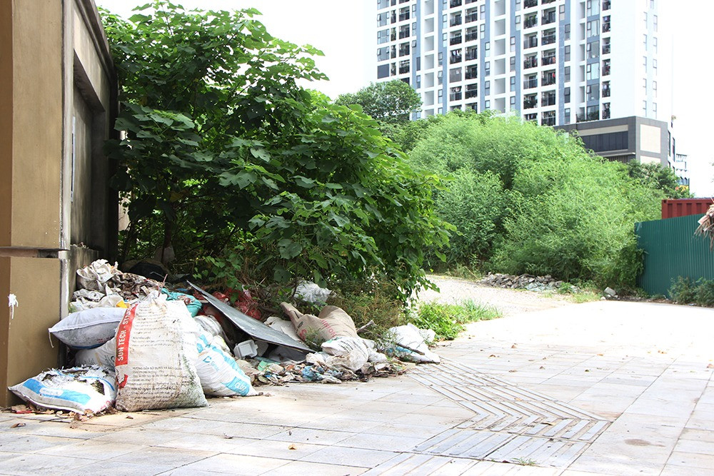 Do không có biển cấm, rác thải được người dân vứt bừa bãi trên tuyến đường đại lộ Chu Văn An. 