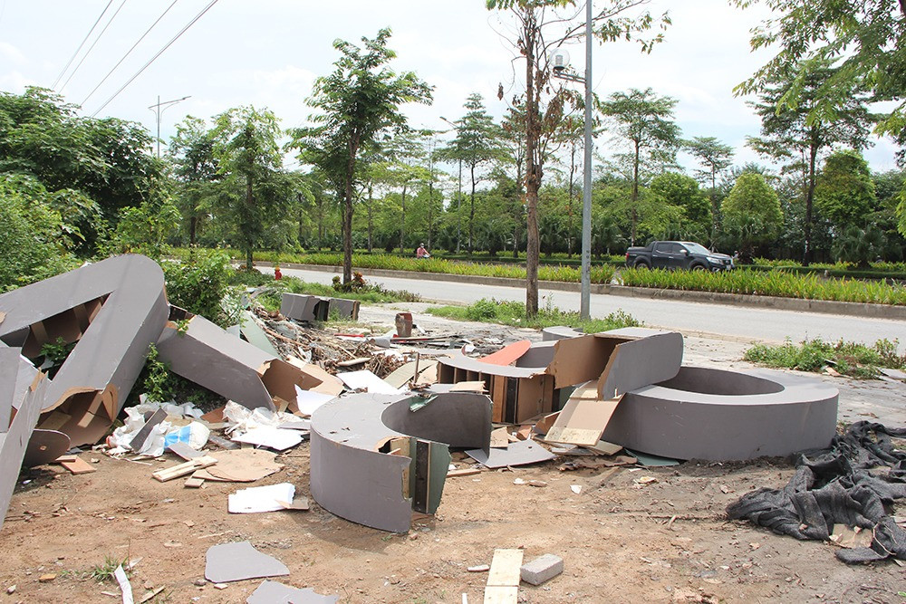 Do đổ trộm ở đây quá nhiều, không được dọn dẹp nên rác chất thành đống.