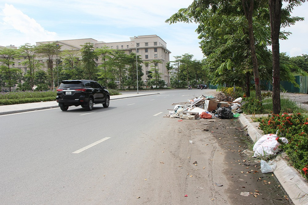 Hà Nội: Đại lộ nghìn tỷ Chu Văn An nhếch nhác... rác Ha Noi: Dai lo nghin ty Chu Van An nhech nhac... rac