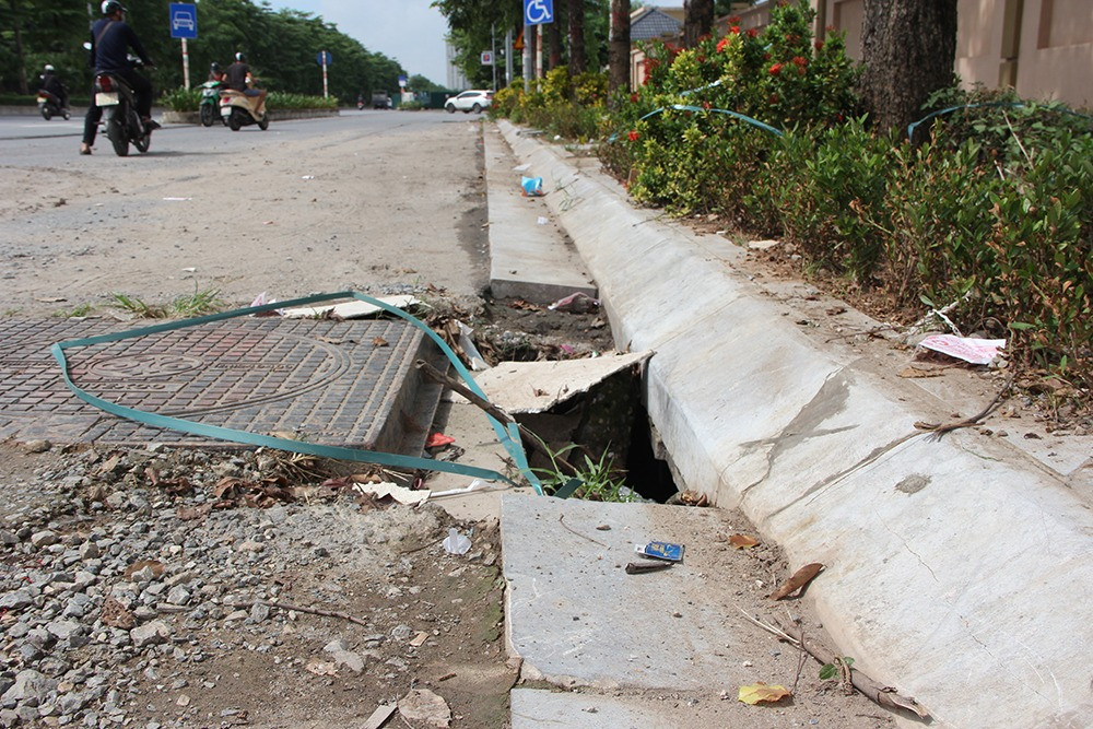 Khu vực gần nắp cống xuống cấp mất đá lát vỉa hè.