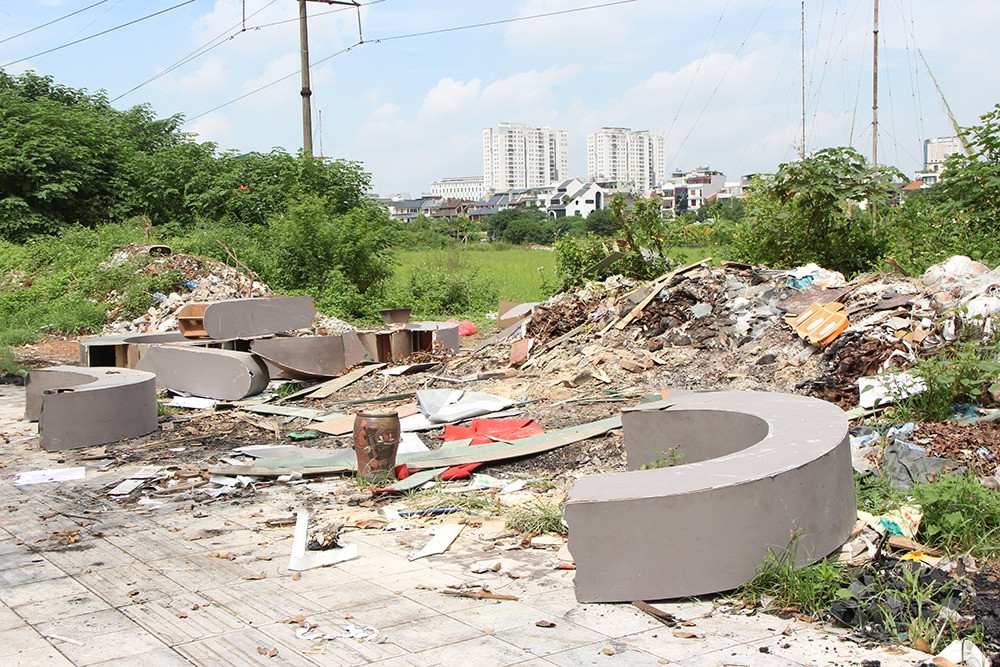 Những đống rác phát sinh này là của một bộ phận người dân thiếu ý thức vẫn vô tư mang rác ra đây vứt. 