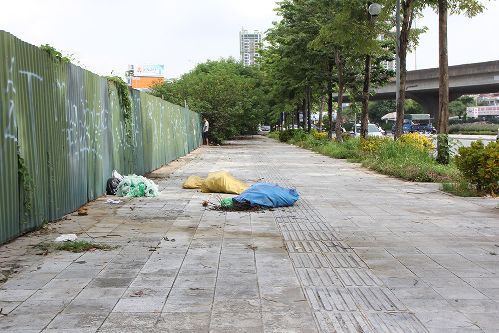 Rác thải nằm tràn lan trên vỉa hè.