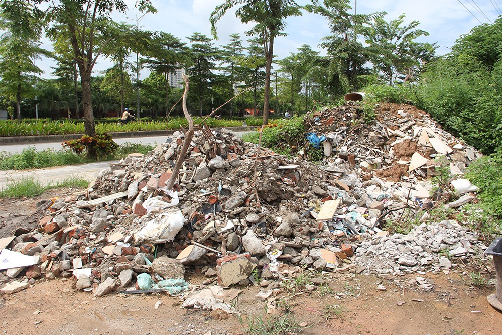 Đại lộ dù rộng, đẹp, được kỳ vọng sẽ tạo điều kiện cho sự phát triển kinh tế khu vực Tây Nam TP. Hà Nội, nhưng sau khi thông xe, con đường ngày càng trở nên nhếch nhác vì rác thải.