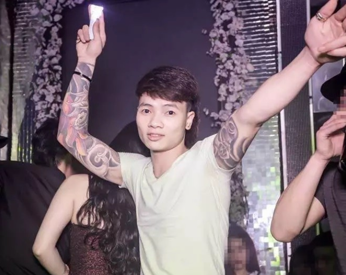 Khá Bảnh tên thật là Ngô Bá Khá, SN 1993, quê ở xã Tam Sơn, thị xã Từ Sơn, Bắc Ninh, là đối tượng có nhiều tiền án, tiền sự trên địa bàn thị xã Từ Sơn. 