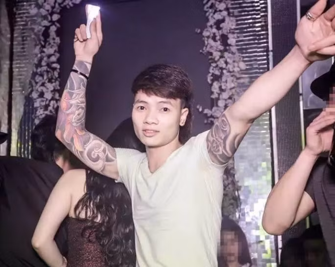 Khá Bảnh tên thật là Ngô Bá Khá, SN 1993, quê ở xã Tam Sơn, thị xã Từ Sơn, Bắc Ninh, là đối tượng có nhiều tiền án, tiền sự trên địa bàn thị xã Từ Sơn. 