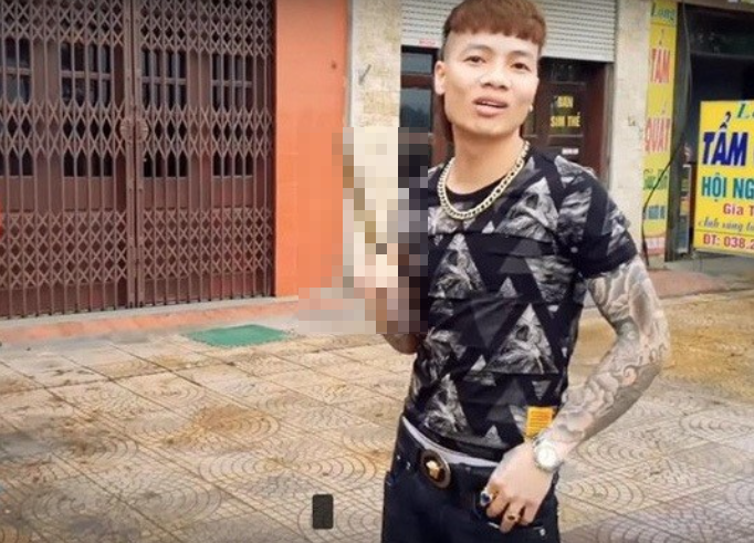 Khá có tài khoản cá nhân với hơn 600 ngàn người theo dõi và mạng xã hội YouTube với gần 2 triệu lượt người đăng ký, Khá “Bảnh” thường làm những trò lố lăng, phong cách giang hồ mạng.
