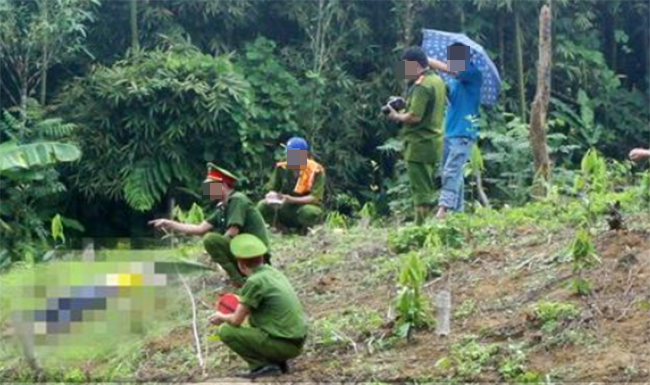 Việc xác định đối tượng và truy tìm hung thủ gặp nhiều khó khăn, bởi vụ án xảy ra nơi hẻo lánh. Tại hiện trường, các dấu vết rất mờ nhạt. Các giả định được xác lập. Một hướng điều tra được chú ý: thủ phạm có thể là đối tượng liên quan đến việc mua bán, vay mượn. Lần theo từng dấu vết của các đối tượng trong diện khoanh vùng, sau 12 giờ, Ban chuyên án dựng được chân dung hung thủ. (Ảnh minh họa, nguồn ảnh Công an TP HCM)