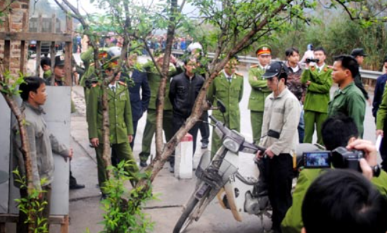 Chiều 20/1/2011, Đế và Nội đi bộ đến nhà ông Đ., mượn xe máy để chạy lấy hàng (do tiệm này có hơn chục xe máy của người cầm đồ). Gần 1 giờ hôm sau, chúng ghé trả xe. Ông Đ. ra nhận xe, Đế viện cớ có nguồn gỗ để dưới bờ sông Lô, dụ ông tới đó coi hàng. Khi ra đến bờ sông, từ phía sau, bọn chúng tấn công ông Đ. cho ngã rồi dìm xuống sông. Sau đó, Đế gọi bà Y. ra đầu hồi nhà nói chuyện và sát hại. (Cơ quan điều tra dựng lại hiện trường vụ án - Ảnh Công an TP HCM)