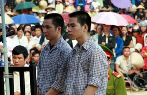 Chúng lục lọi lấy được 1 ĐTDĐ của ông Đ. và hơn 7 triệu đồng. Theo lời 2 đối tượng, nguyên nhân gây án chỉ vì ham ăn chơi nên nợ nần. Nghĩ nhà ông Đ. có nhiều tiền, chúng bàn bạc với nhau đi cướp tiền để trả nợ và ăn chơi tiếp. Ngày 27/8/2011, mở phiên tòa lưu động, TAND tỉnh Hà Giang tuyên phạt án tử hình đối với 2 bị cáo Nguyễn Văn Đế và Nguyễn Văn Nội, cùng về 3 tội (giết người, cướp tài sản và hiếp dâm).