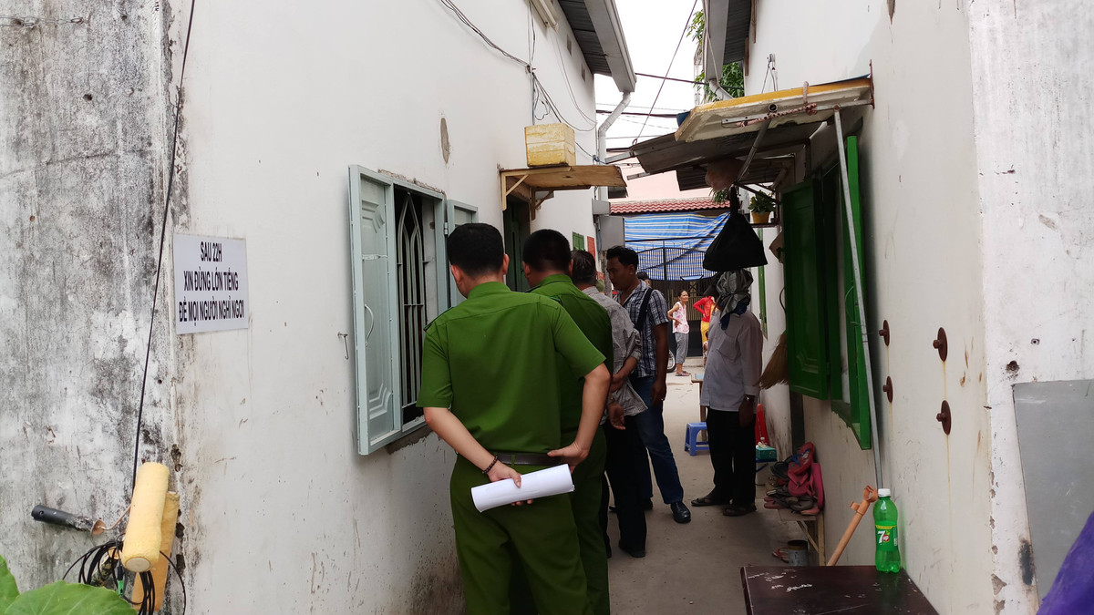 Một mũi trinh sát rà soát, truy tìm chiếc taxi trên. Người lái taxi mô tả, gã thanh niên bắt xe có đặc điểm giống Nguyễn Văn Nội. Khi trả tiền, khách có 3 xấp (mệnh giá 50 ngàn đồng, 20 ngàn đồng và 10 ngàn đồng). Đối tượng xuống xe ở khu vực Bến xe TP Hà Giang. Trinh sát rà soát khắp địa bàn TP.Hà Giang, nhưng không tìm ra tung tích Nguyễn Văn Nội. Mở rộng diện xác minh, trinh sát phát hiện hắn đang có mặt tại khu nhà trọ ở Hà Nội của một số sinh viên (cùng ngụ xã Phương Độ). Đến 2h ngày 23/1/2011, một mũi trinh sát vượt hơn 300km đến Hà Nội để lần theo dấu vết đối tượng nghi vấn. Thế nhưng khi tìm ra được nhà trọ nơi Nguyễn Văn Nội trú ẩn thì gã vừa rời khỏi đó. (Ảnh minh họa, nguồn ảnh Báo Sài Gòn Giải phóng)