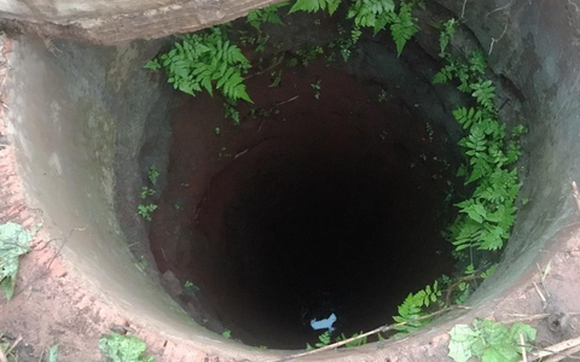 Do nhà ông Đ. ở cách xa khu dân cư nên chỉ có 2 tên cướp nghe được. Chúng chạy vào nhà, lôi H. ra sân để tra khảo mã số két bạc. Mỗi lần nạn nhân nói không biết, chúng lại chặt ngón tay của cháu. Chúng bịt miệng và giết hại H. Sau đó, 2 đối tượng ném thi thể H. và mẹ cháu xuống giếng, vứt thêm 2 bao phân đạm, lốc xe máy đè lên trên. Chúng lấy các can dầu luyn trong nhà đổ lên các vết máu để xóa dấu vết, nhưng do đêm tối, các vết máu vẫn còn vương vãi nhiều nơi. (Ảnh minh họa, nguồn ảnh Báo Sài Gòn Giải phóng)