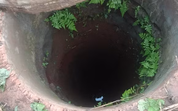 Do nhà ông Đ. ở cách xa khu dân cư nên chỉ có 2 tên cướp nghe được. Chúng chạy vào nhà, lôi H. ra sân để tra khảo mã số két bạc. Mỗi lần nạn nhân nói không biết, chúng lại chặt ngón tay của cháu. Chúng bịt miệng và giết hại H. Sau đó, 2 đối tượng ném thi thể H. và mẹ cháu xuống giếng, vứt thêm 2 bao phân đạm, lốc xe máy đè lên trên. Chúng lấy các can dầu luyn trong nhà đổ lên các vết máu để xóa dấu vết, nhưng do đêm tối, các vết máu vẫn còn vương vãi nhiều nơi. (Ảnh minh họa, nguồn ảnh Báo Sài Gòn Giải phóng)