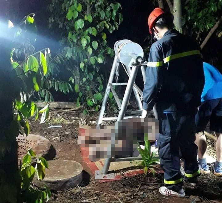 Đến 19h cùng ngày, nhận tin báo về vụ trọng án, Công an tỉnh Hà Giang đã nhanh chóng có mặt. Tại hiện trường, có nhiều vết máu ở đầu hồi nhà, nhà vệ sinh, trên khúc gậy dài 90cm... Trục vớt từ giếng lên, phát hiện thi thể của bà Y. và cháu H., cùng nhiều vật chứng liên quan. Mở rộng khám nghiệm hiện trường, cơ quan công an phát hiện một bao tải giấu ở bụi cây ven bờ sông Lô, cách nhà khoảng 25m, trong chứa thi thể ông Đ. Cả 3 người đều bị sát hại rất dã man bằng dao và gậy. Đặc biệt, bé gái còn bị trói, hiếp dâm, chém nhiều nhát.(Ảnh minh họa, nguồn ảnh Báo Người lao động)