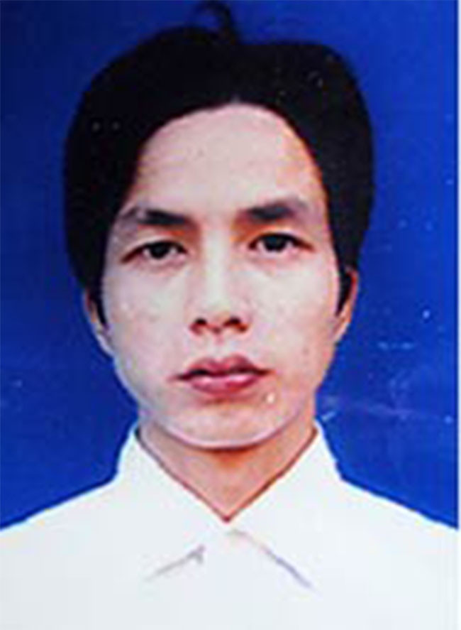 Đối tượng nghi vấn thứ hai là Nguyễn Văn Đế, anh họ của Nội (SN 1986). Khoảng 20h30 ngày 25/1/2011, trinh sát được nguồn tin cho biết: Đế đang trốn trong một nhà sàn của người dân ở xã Phong Quang (giáp biên giới). Trời mù và giá buốt vì sương muối, lực lượng công an huy động cả dân quân và Công an xã truy bắt Đế.