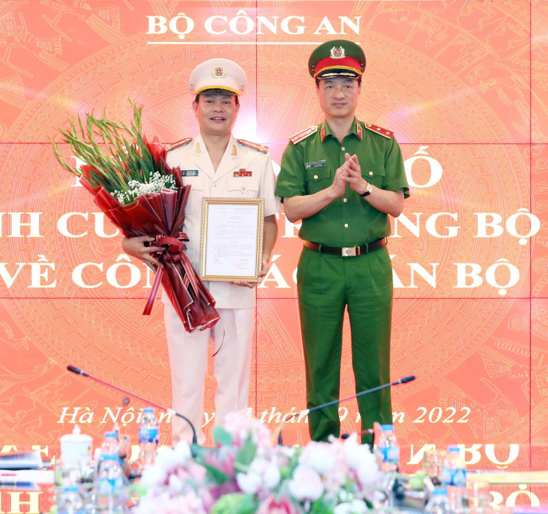 Chiều 27/9, tại trụ sở Bộ Công an, Cục Cảnh sát quản lý hành chính về trật tự xã hội (C06, Bộ Công an) tổ chức lễ công bố quyết định của bộ trưởng về công tác cán bộ. Tại buổi lễ, Thứ trưởng Công an - Trung tướng Nguyễn Duy Ngọc đã trao quyết định bổ nhiệm của Bộ trưởng Công an cho đại tá Vũ Văn Tấn làm Phó Cục trưởng CO6. 