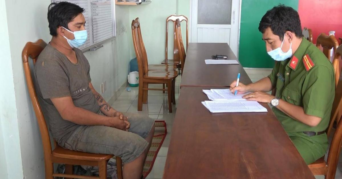 Vợ của Ti lại vừa sinh con nhỏ nên kinh tế càng lúc càng eo hẹp. Bí bách về nhu cầu sinh lý vì vợ mới sinh nên trưa 6/12, Ti tìm đến quán cà phê của chị O. (Ảnh Báo Giao Thông)