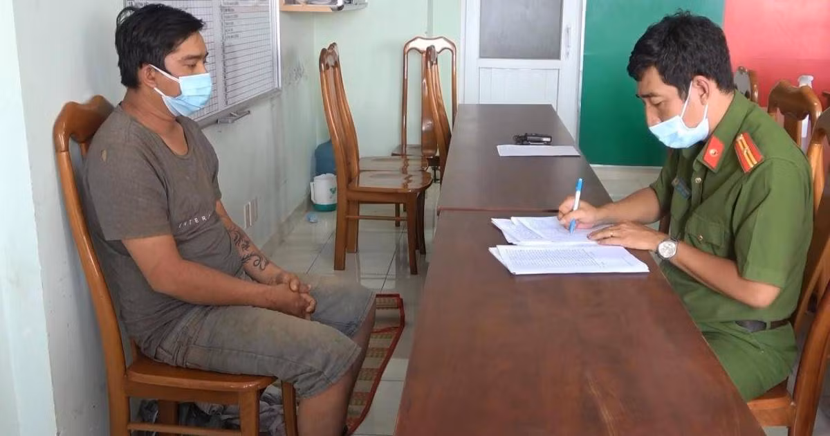 Vợ của Ti lại vừa sinh con nhỏ nên kinh tế càng lúc càng eo hẹp. Bí bách về nhu cầu sinh lý vì vợ mới sinh nên trưa 6/12, Ti tìm đến quán cà phê của chị O. (Ảnh Báo Giao Thông)