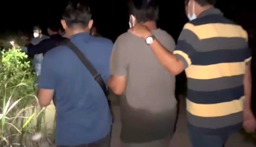 Các tổ công tác thuộc Phòng Cảnh sát hình sự được cắt cử về Tiền Giang, Long An phối hợp với đơn vị bạn rà soát nghi can. Đến 15h30 ngày 7/12, từ một nguồn tin, tổ công tác thuộc Phòng Cảnh sát hình sự phối hợp với Công an thị trấn Thạnh Hóa (Long An) phát hiện Ti xuất hiện tại thị trấn Thạnh Hóa nên tổ chức vây bắt. Ti đang điều khiển xe máy vào một rừng tràm thuộc xã Thủy Đông thì bị các tổ công tác ập đến bắt giữ. (Ảnh Người lao động) 