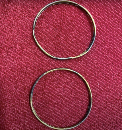 Trong lúc "vui vẻ" thấy chị O. đeo nhiều vàng bạc, điện thoại đắt tiền và có tiền mặt trong người nên Ti nảy sinh ý định cướp. Ti dùng hung khí tấn công chị O., sau đó lấy toàn bộ tài sản trên người chị O. gồm 2 dây chuyền vàng, 2 chiếc lắc, ĐTDĐ, ví tiền… rồi lên xe bỏ trốn. (Tang vật thu giữ, ảnh Pháp luật và Bạn đọc) 