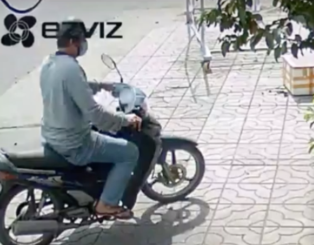 Quá trình xác minh, chị O. thuê căn nhà trên để mở bán cà phê đèn mờ. Mỗi ngày có rất nhiều người ra vào nên việc xác định kẻ thủ ác rất khó khăn. Qua trích xuất camera an ninh, thời điểm xảy ra vụ việc có 1 thanh niên đi xe máy tới quán. Người này sau đó rời đi vội vã và bịt khẩu trang kín mặt. Tuy nhiên, hình ảnh khá mờ, nghi can lại đeo khẩu trang, đội mũ bảo hiểm nên khó xác định được hình dạng, lai lịch. (Ảnh Pháp luật và Bạn đọc) 