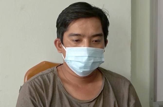 Các phòng nghiệp vụ đã rà soát và xác định nghi can gây ra vụ án trên là Nguyễn Minh Ti (SN 1991, quê Tiền Giang, tạm trú Bình Chánh). Sau 30 giờ truy xét, trinh sát Phòng PC02, Công an TP HCM xác định Ti đang lẩn trốn ở khách sạn tại thị trấn Thạnh Hóa, tỉnh Long An. Lúc này, đơn vị phối hợp cùng Công an tỉnh Tiền Giang, Công an tỉnh Long An ập vào khống chế bắt giữ Ti. Tuy nhiên, khi làm việc với Công an nơi Ti lưu trú, Ti đã rời khỏi địa phương đi đâu không rõ. (Ảnh Dân Trí) 