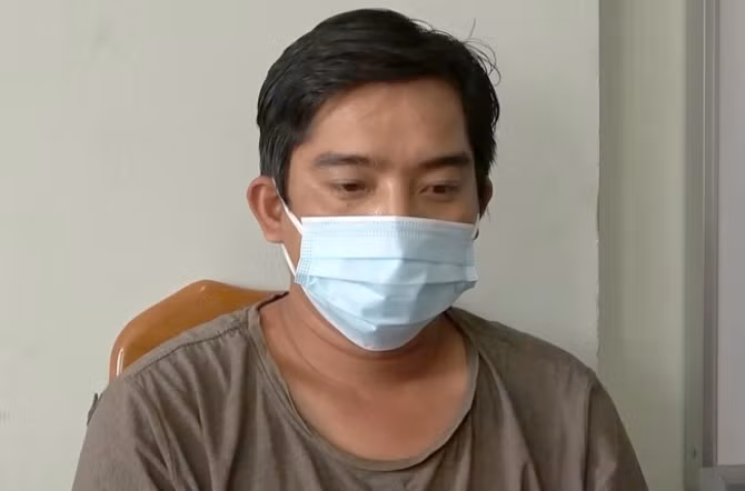 Các phòng nghiệp vụ đã rà soát và xác định nghi can gây ra vụ án trên là Nguyễn Minh Ti (SN 1991, quê Tiền Giang, tạm trú Bình Chánh). Sau 30 giờ truy xét, trinh sát Phòng PC02, Công an TP HCM xác định Ti đang lẩn trốn ở khách sạn tại thị trấn Thạnh Hóa, tỉnh Long An. Lúc này, đơn vị phối hợp cùng Công an tỉnh Tiền Giang, Công an tỉnh Long An ập vào khống chế bắt giữ Ti. Tuy nhiên, khi làm việc với Công an nơi Ti lưu trú, Ti đã rời khỏi địa phương đi đâu không rõ. (Ảnh Dân Trí) 