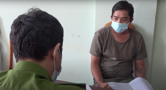 Trên đường tẩu thoát, Ti cởi bỏ bộ đồ mình vừa mặc gây án, ném chiếc điện thoại của chị O. và biển số xe của mình đi rồi chạy thẳng về hướng Tiền Giang. Đến huyện Cai Lậy, tỉnh Tiền Giang, Ti đem bán 2 sợi dây chuyền vàng cùng 2 chiếc lắc được 7,5 triệu đồng, thuê khách sạn ngủ, sau đó quay trở lại Long An cho đến khi bị các lực lượng lần ra dấu vết và vây bắt. Với hành vi tàn ác của mình, Ti sẽ phải đối diện bản án nghiêm khắc nhất từ pháp luật. (Ảnh Pháp luật và Bạn đọc)