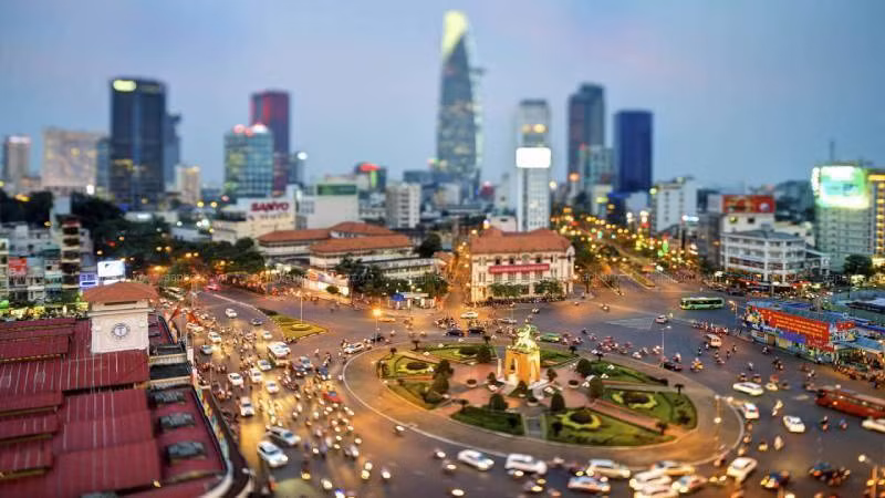 Thành phố trực thuộc Trung ương cũng phải có tỷ trọng công nghiệp, xây dựng và dịch vụ trong cơ cấu kinh tế chiếm 90%; tỷ lệ lao động phi nông nghiệp nội thành, nội thị, thị trấn, quận và phường đạt 90%; tỷ lệ hộ nghèo trung bình 3 năm gần nhất đạt bình quân của cả nước. (Ảnh minh hoạ) 