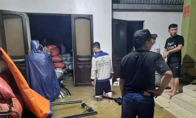 Ngoài huyện Thanh Chương, huyện Quỳnh Lưu cũng bị ngập lụt. Ông Lại Thế Toàn - Bí thư Đảng ủy Thị trấn Cầu Giát (huyện Quỳnh Lưu) thông tin, ngay trong đêm, các lực lượng đã nhanh chóng hỗ trợ bà con tại những khu vực ngập lụt đến nơi an toàn. Thống kê ban đầu, có hơn 70 hộ dân bị nước tràn vào nhà, có 48 hộ dân nằm sát mặt đường tại khối 4 và khối 6 cũng bị ngập lụt. (Ảnh: Pháp luật xã hội) 