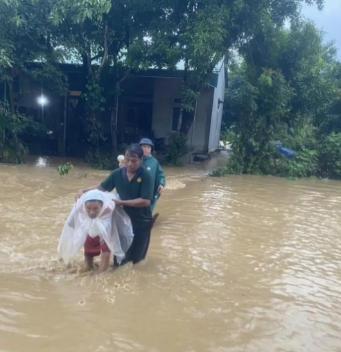 Hiện tại các tuyến đường đi vào Môn Sơn, Thạch Ngàn (huyện Con Cuông) và 1 số điểm sạt lở và nước ngập sâu chia cắt cục bộ. (Ảnh: Giadinh.net) 