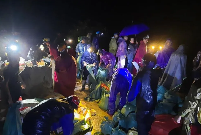 Ban phòng chống lụt bão và người dân thâu đêm gia cố đập có nguy cơ bị vỡ do mưa lớn. (Ảnh: Infonet)