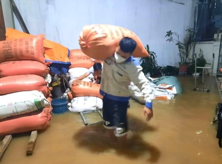 Người dân huyện Quỳnh Lưu di dời hàng hóa, tài sản trong đêm. (Ảnh: VTC News) 