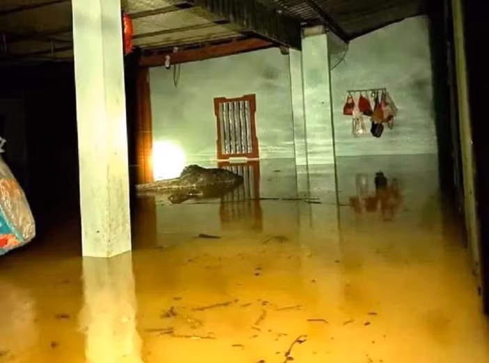 Có những nhà dân, nước dâng cao gần 1 mét. (Ảnh: VTC News) 