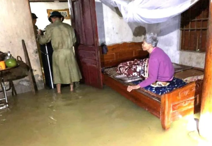 Nhiều nhà dân ngập cần phải di dời. Chính quyền địa phương yêu cầu dừng tất cả các cuộc họp và tập trung chỉ đạo và giúp nhân dân đảm bảo ổn định tình hình trước mắt. Ngoài ra, một số trường học trên địa bàn cho học sinh nghỉ học để đảm bảo an toàn. (Ảnh: VTC News) 