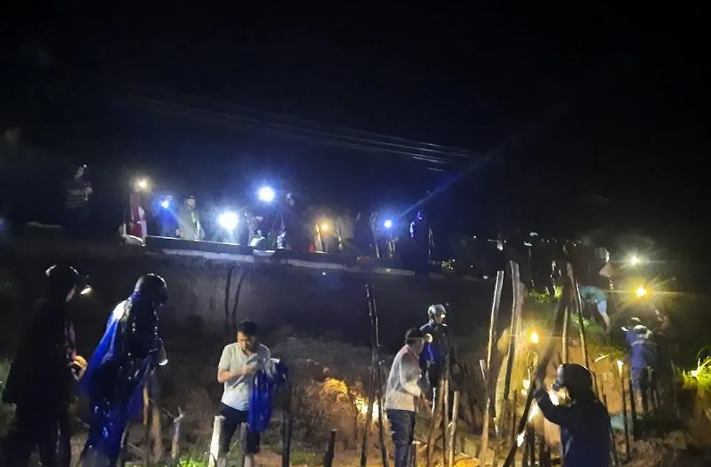 Trong khi đó, ở xã Quỳnh Tam, Ban Phòng chống lụt bão xã và người dân thâu đêm đắp hơn 700 bao tải cát và cọc đóng để gia cố bờ đê đập Hóc Cối ở xóm 4 trước nguy cơ bị vỡ đập. (Ảnh: Infonet)