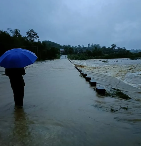 Các huyện miền núi như Con Cuông, Anh Sơn… mưa lớn khiến nhiều tuyến đường bị chia cắt. (Ảnh: Giadinh.net) 