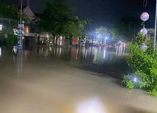 Nước ngập nhanh khiến người dân lo lắng. (Ảnh: Pháp luật xã hội)