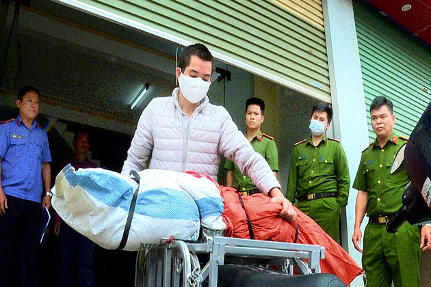 Sáng 15/1, Thương có chạm mặt bà Túy, bà này đòi món nợ mà Thương đã nợ từ lâu. Không có tiền nên Thương xin khất để sau Tết trả thì bà Túy không đồng ý, còn chửi bới Thương. Lúc này, Thương nảy sinh ý định giết bà Túy để không phải trả món tiền đã vay trước đó nên đã đẩy bà Túy vào tường bóp cổ đến ngất đi. Thấy chiếc khăn trên cổ, Thương vội vàng quấn thêm 3-4 vòng nữa rồi siết chặt đến khi nạn nhân chết hẳn… Đồng thời lấy 18 triệu đồng tiền mặt và bắn toàn bộ số tiền của bà Túy vào số tài khoản của Thương rồi đóng cửa làm việc bình thường. (Ảnh: Công an tỉnh Sơn La)