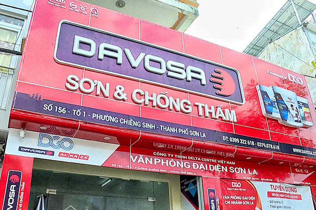 Đồng chí trưởng ban chuyên án yêu cầu lên danh sách số người sinh sống, làm việc tại ngôi nhà 156 đường Lê Duẩn, tổ 1 phường Chiềng Sinh, thành phố Sơn La và gara ô tô mà bà Túy cho thuê đối diện căn nhà 156 Lê Duẩn. Tại ngôi nhà số 156 đường Lê Duẩn, nơi bà Túy cho thuê để kinh doanh sơn, ngoài chủ văn phòng thì còn một kế toán và một thủ kho kiêm thợ pha sơn. (Ảnh: Công an tỉnh Sơn La)