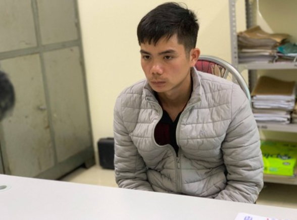 Tại cơ quan Công an, Quàng Văn Thương khai nhận vào đầu năm 2020 có vay bà Túy 30 triệu đồng, hai bên thống nhất tiền lãi tính theo ngày, số tiền gốc và lãi mà Thương phải trả cho bà Túy lên đến gần 100 triệu đồng. Thương nhiều lần bị bà Túy đòi nợ và dọa gọi xã hội đen, lên tận nhà đòi người thân và gia đình.(Ảnh: Công an TP HCM)