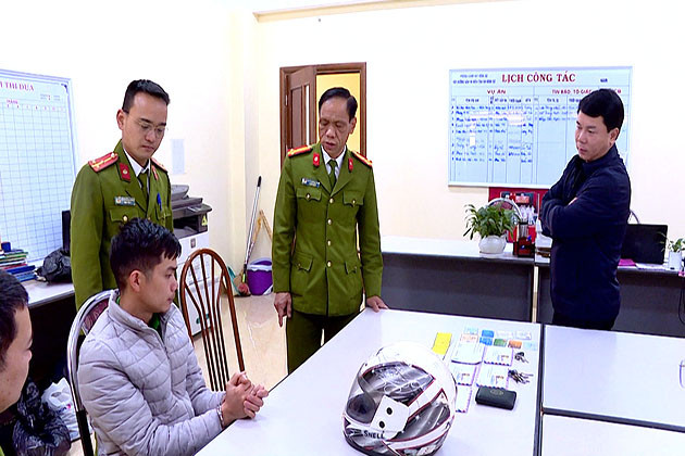 Xác minh thân nhân lai lịch của những người này, cơ quan điều tra hướng sự tập trung hơn cả đến người thợ pha sơn tên là: Quàng Văn Thương (SN 1991, có hộ khẩu thường trú tại chính bản Muông, xã Chiềng Cọ, thành phố Sơn La) nơi phát hiện xác của bà Túy; hơn nữa Thương cũng có một chiếc xe Wave màu xanh rất giống với phương tiện của đối tượng tình nghi được camera an ninh ghi lại. (Ảnh Công an tỉnh Sơn La)