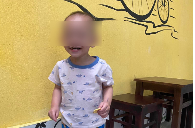 Ha Noi: Be trai 2 tuoi bi bo roi tren duong luc rang sang