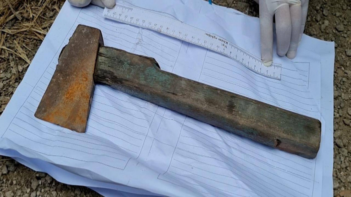 Đến khoảng 20h cùng ngày, ông Nguyên tiếp tục gọi điện rủ ông Sáng nhậu. Khoảng 30 phút sau, ông Nguyên qua nhà ông Sáng, thì phát hiện ông Sáng đang nằm ngủ trên gường. Ông Nguyên mở của vào nhà rồi lấy cây búa đập vào đầu ông Sáng 2 nhát làm ông Sáng tử vong. Sau đó, ông Nguyên đem cây búa và 2 điện thoại của nạn nhân vứt xuống sông, đồng thời lấy 1 chiếc nhẫn, 1 chiếc lắc và 1 sợi dây chuyền vàng của ông Sáng đang đeo trên người. (Ảnh Báo Giao Thông)