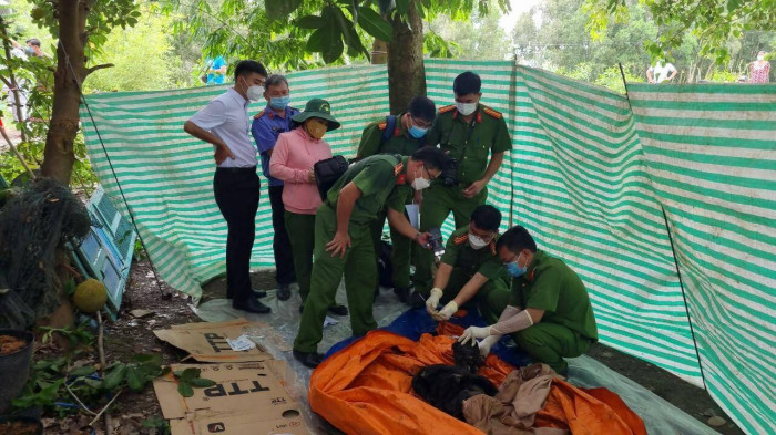 Nhận được tin báo, Công an xã Mỹ Thái có mặt kịp thời bảo vệ hiện trường. Qua công tác khám nghiệm hiện trường, khám nghiệm tử thi, cơ quan chức năng phát hiện nạn nhân chết do có tác động ngoại lực vào đầu và chết trước khi bị cháy. Theo thông tin do gia đình nạn nhân cung cấp, trước khi chết nạn nhân có đeo vàng nhưng khi chết thì vàng không còn nữa. (Ảnh Báo Giao thông)