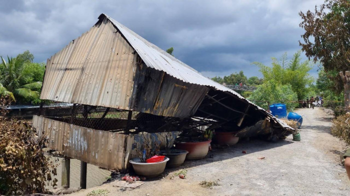 Do bất cẩn, ông Nguyên đã bị lửa cháy làm bỏng mặt và cánh tay phải. Nhưng y vẫn thản nhiên lột quần áo vứt vào đám cháy rồi ở trần ung dung đi về nhà. Đến sáng hôm sau, ông Nguyên đem bán số vàng vừa cướp được 42,6 triệu đồng rồi trả nợ và tiêu xài cá nhân. (Hiện trường nơi xảy ra sự việc, ảnh Báo Giao thông)